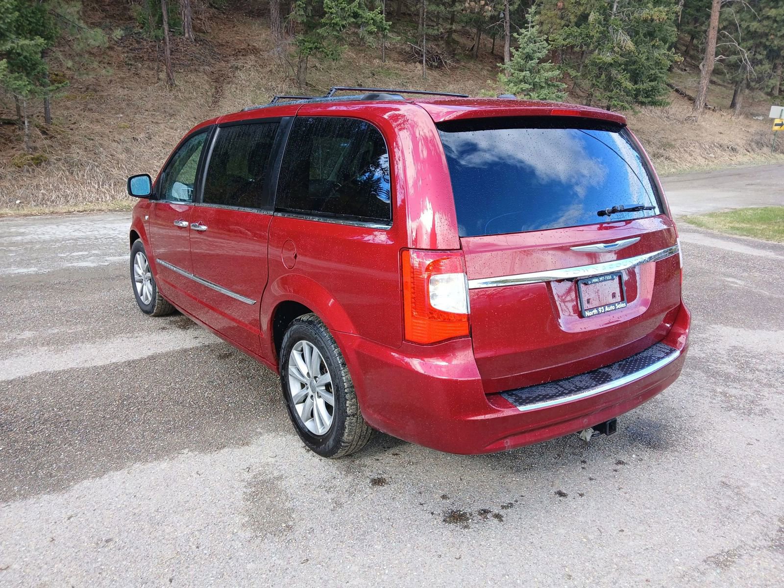 Used 2014 Chrysler Town & Country Touring-L image 6
