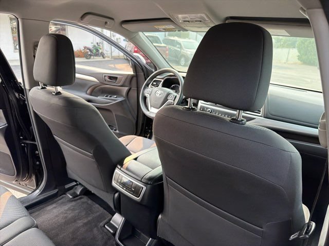 Used 2016 Toyota Highlander LE FWD image 26