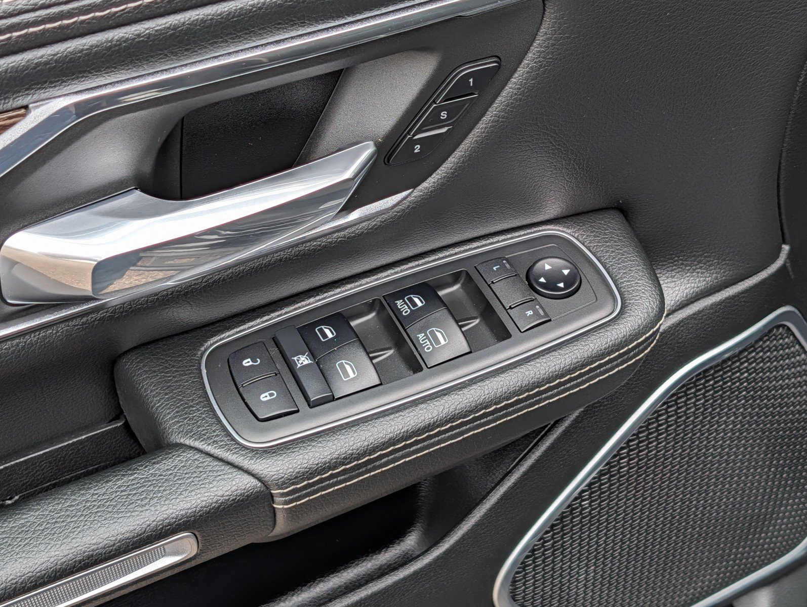 Used 2019 RAM 1500 Laramie AWD/4WD image 14