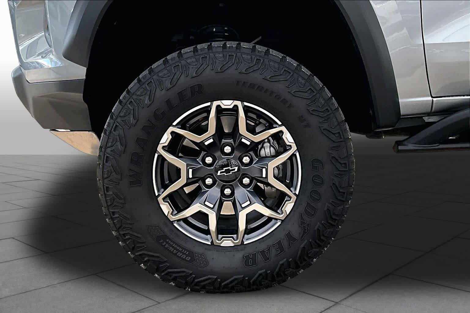Used 2026 Chevrolet Colorado ZR2 w/ Technology Package AWD/4WD image 11