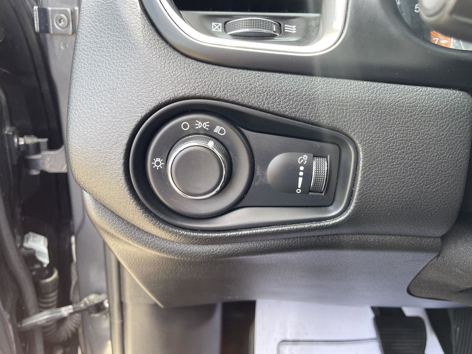 Used 2023 Jeep Renegade Latitude AWD/4WD image 14
