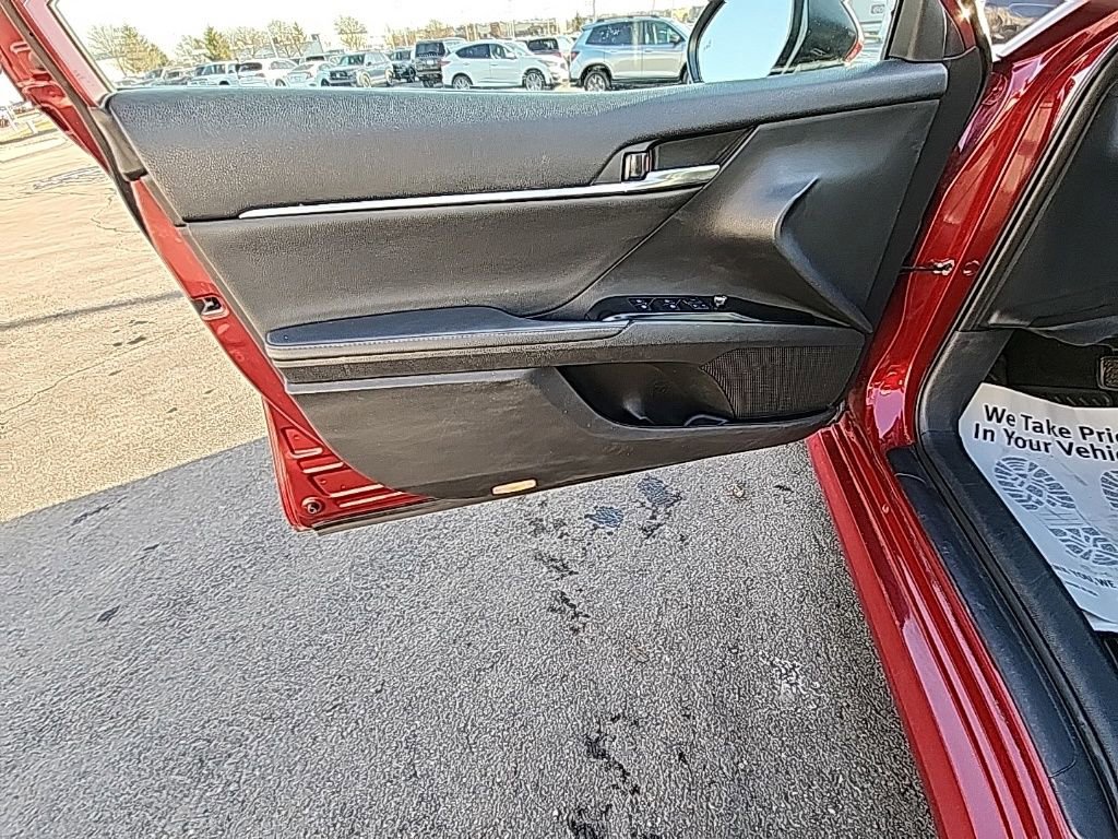 Used 2019 Toyota Camry XLE image 12