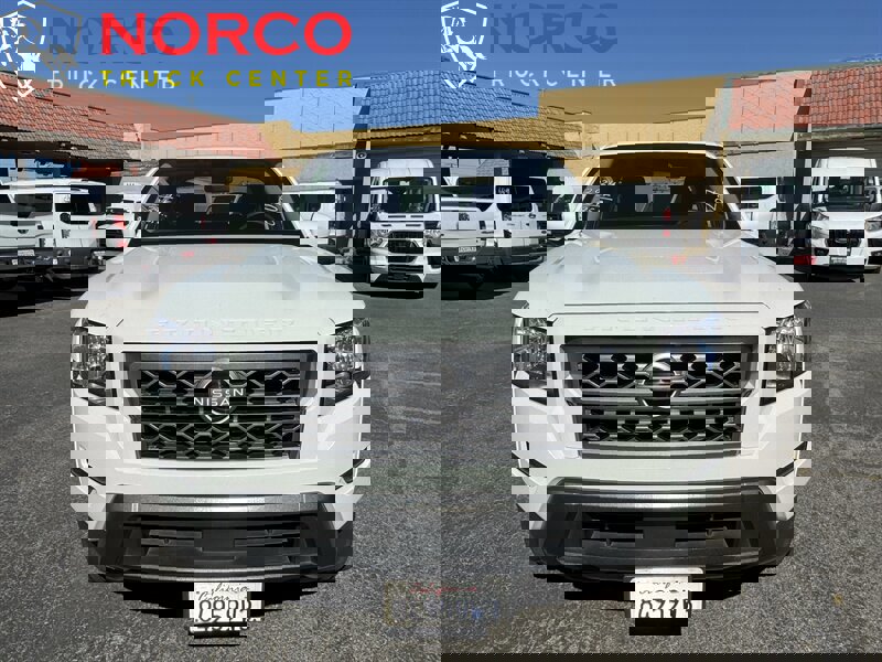 Used 2024 Nissan Frontier SV image 3