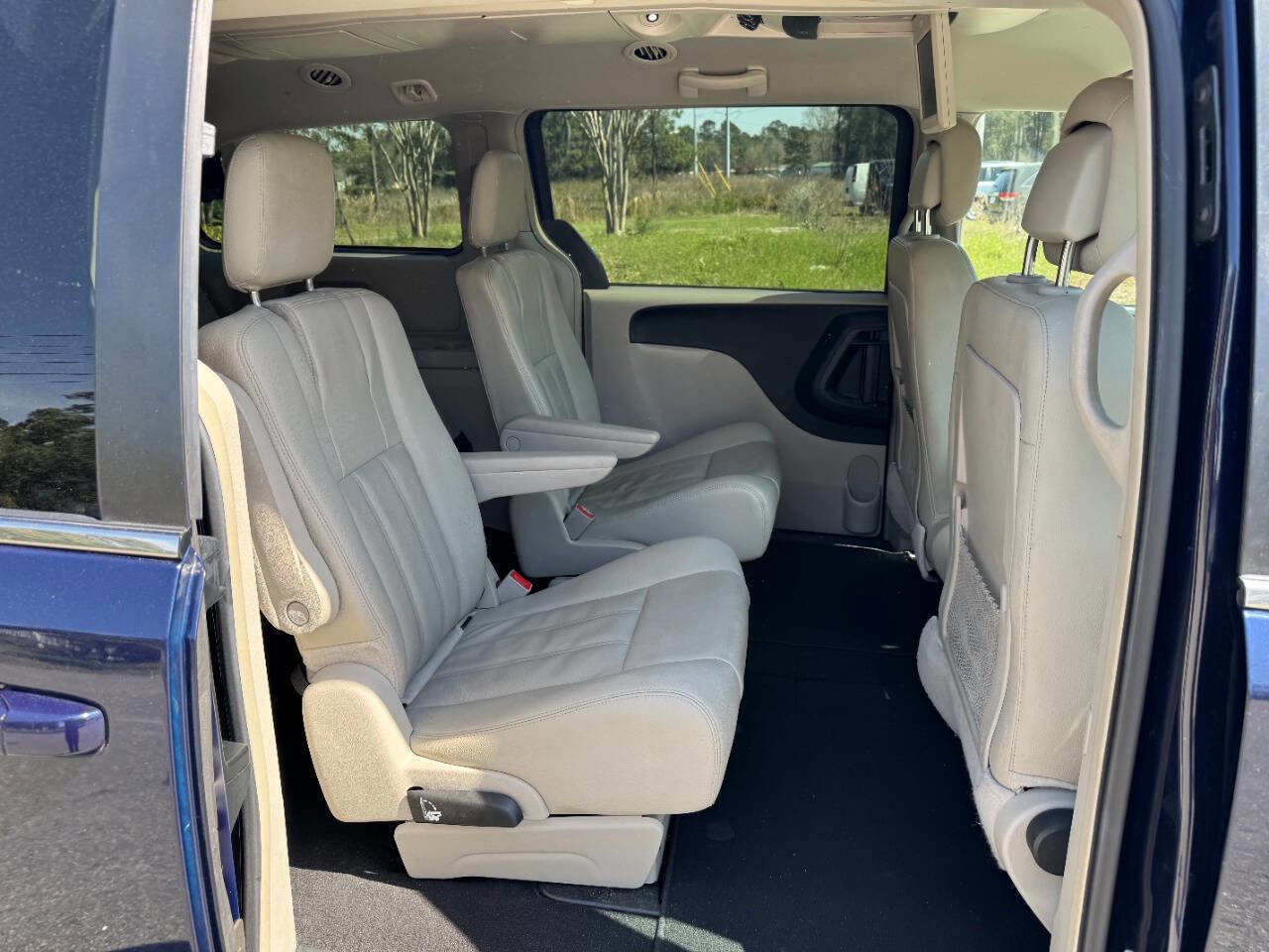 Used 2015 Chrysler Town & Country Touring image 42