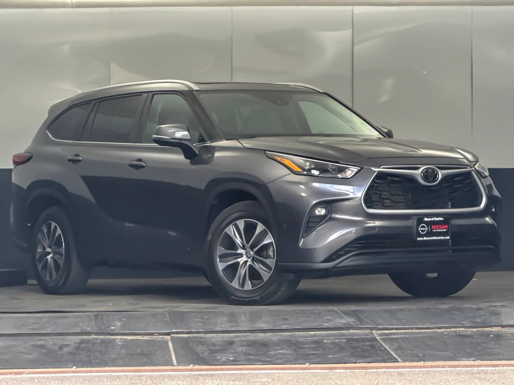 Used 2023 Toyota Highlander XLE FWD image 1