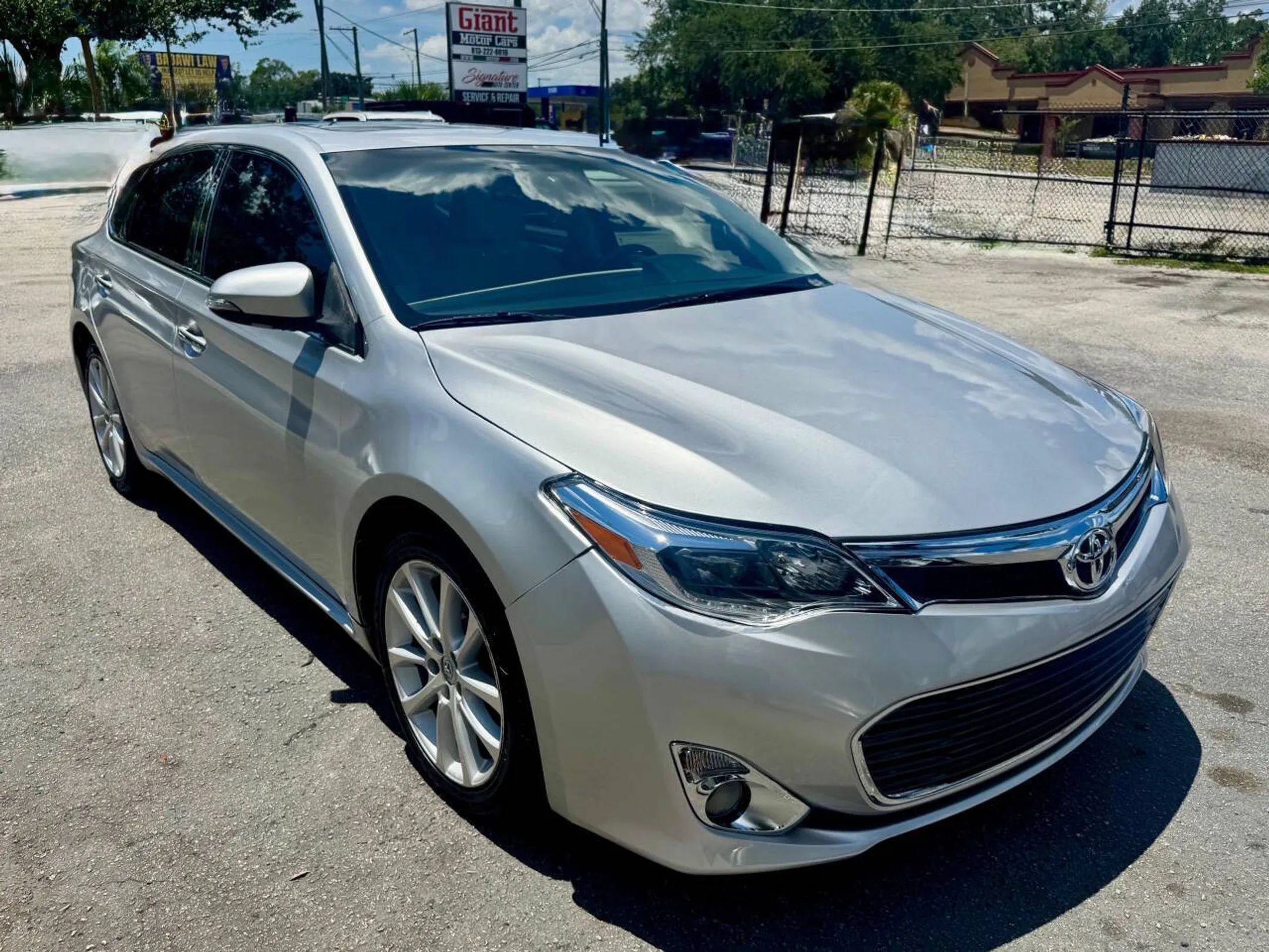 Used 2014 Toyota Avalon Limited w/ Technology Package FWD image 11