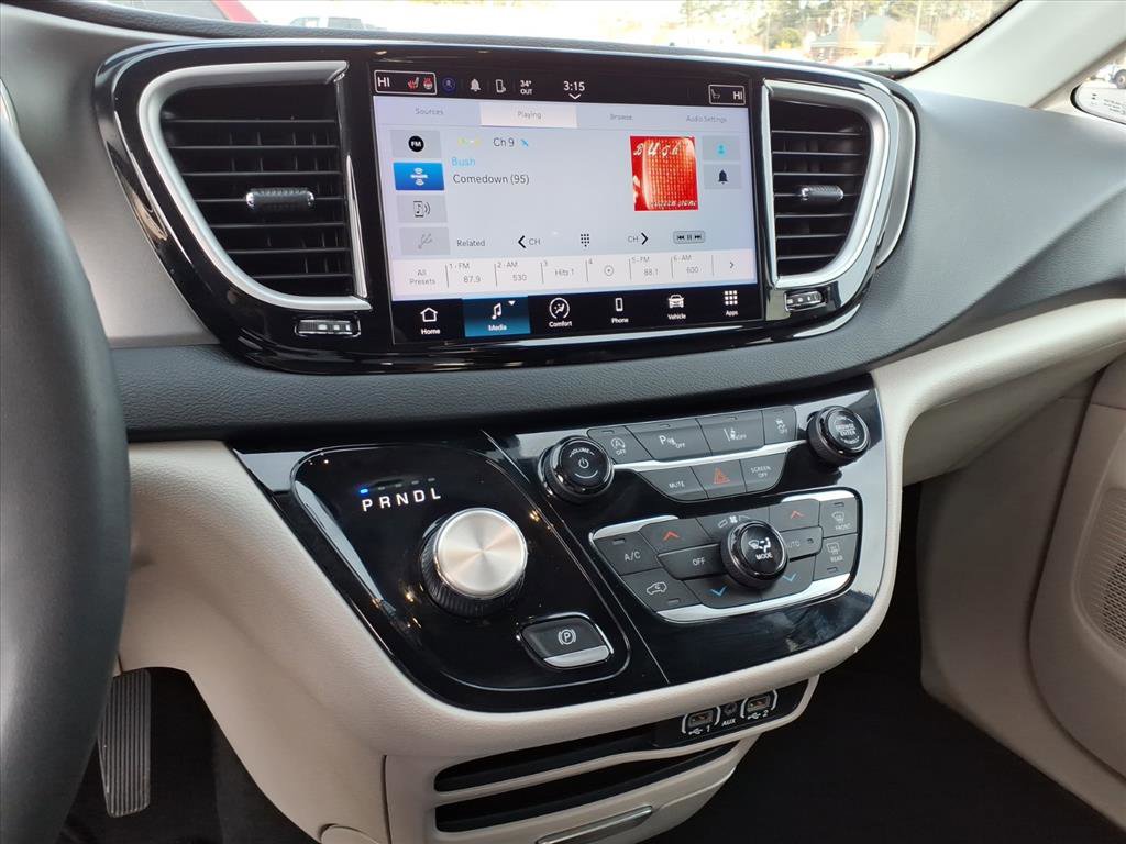 Used 2023 Chrysler Pacifica Touring-L image 7