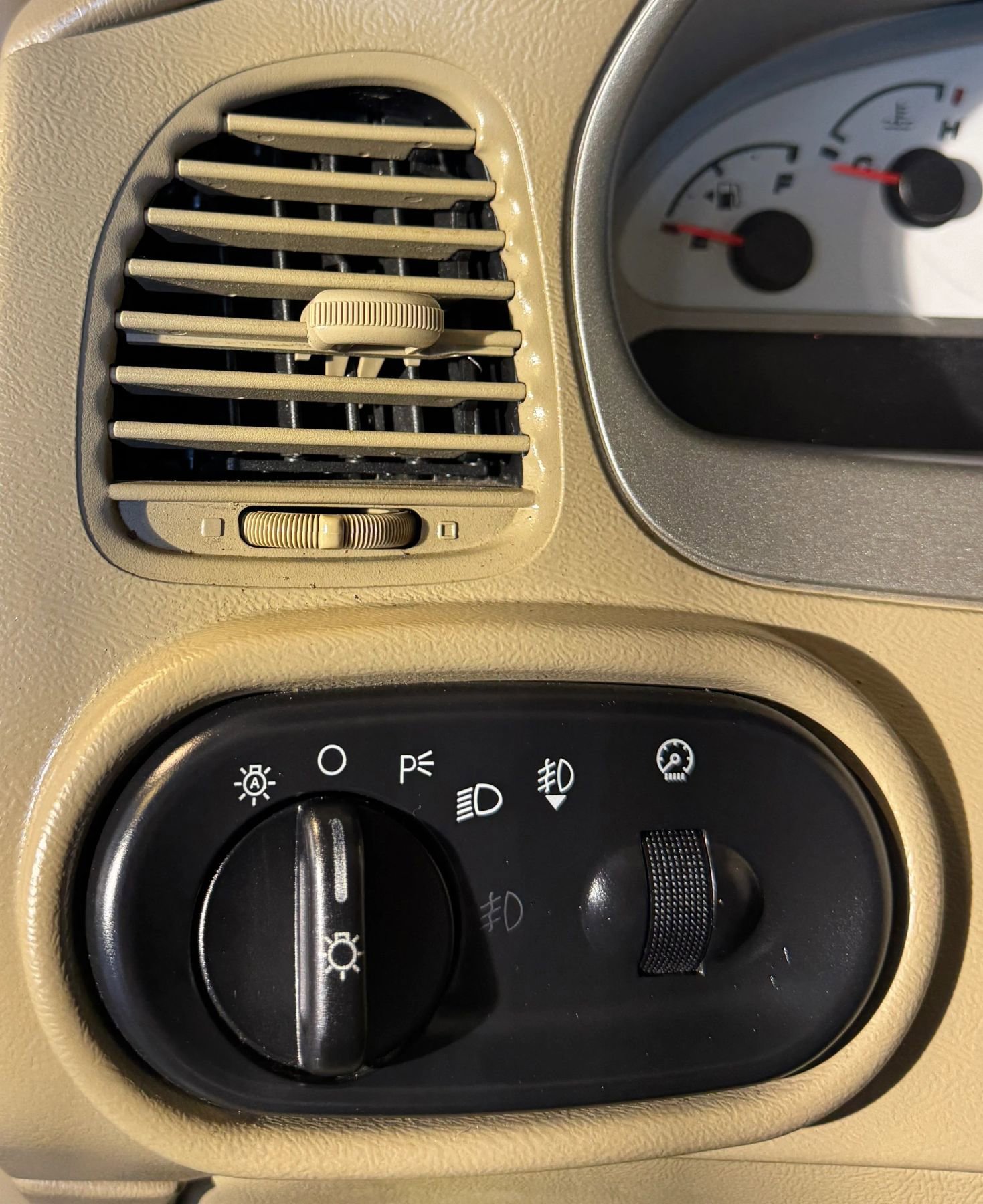 Used 2004 Ford Explorer Sport Trac XLT image 12