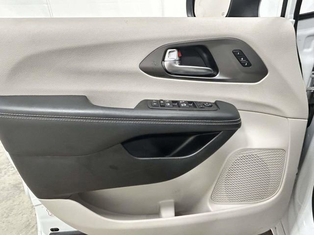 Used 2023 Chrysler Pacifica Touring-L FWD image 12