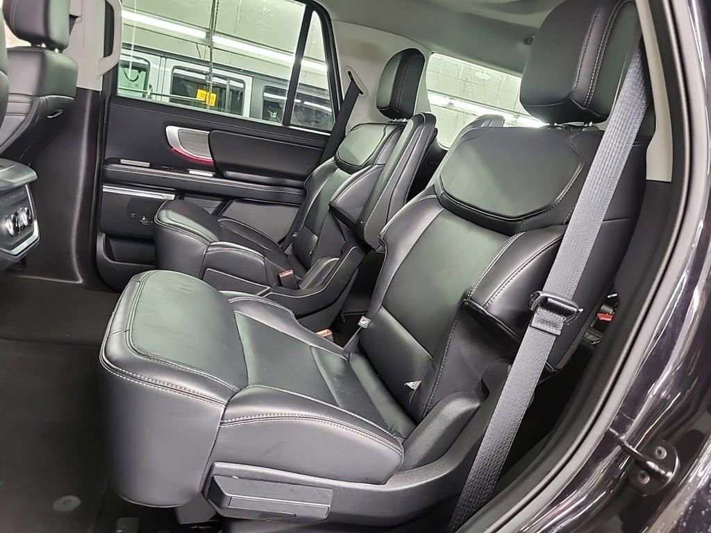 Used 2025 Ford Expedition Platinum image 10
