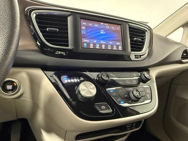Used 2018 Chrysler Pacifica L FWD image 23
