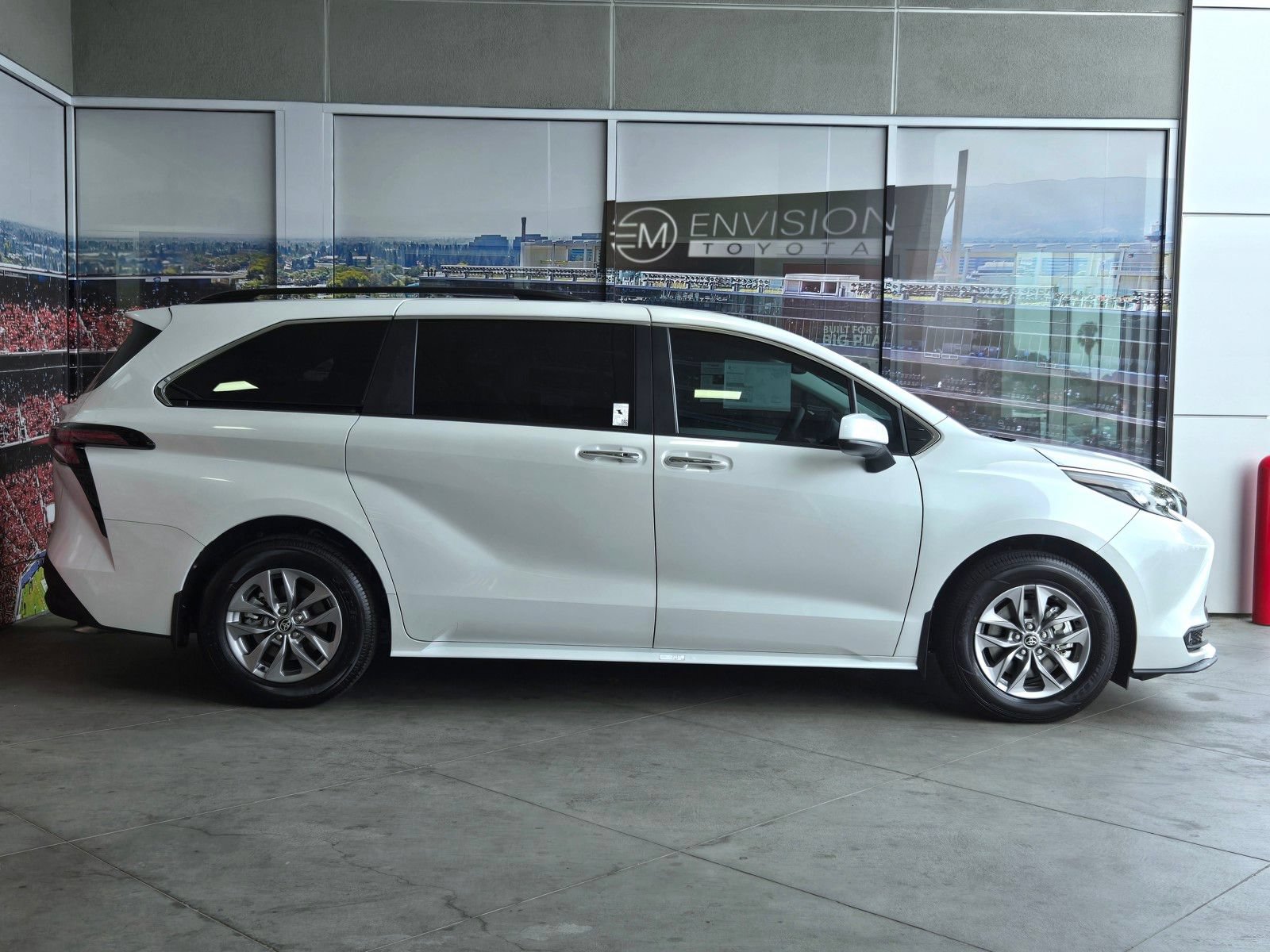 Certified 2026 Toyota Sienna XLE FWD image 4