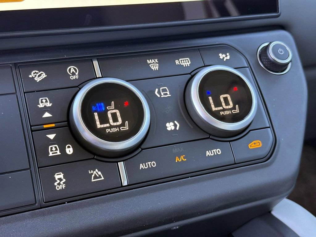 New 2026 Land Rover Defender 130 X-Dynamic SE image 25