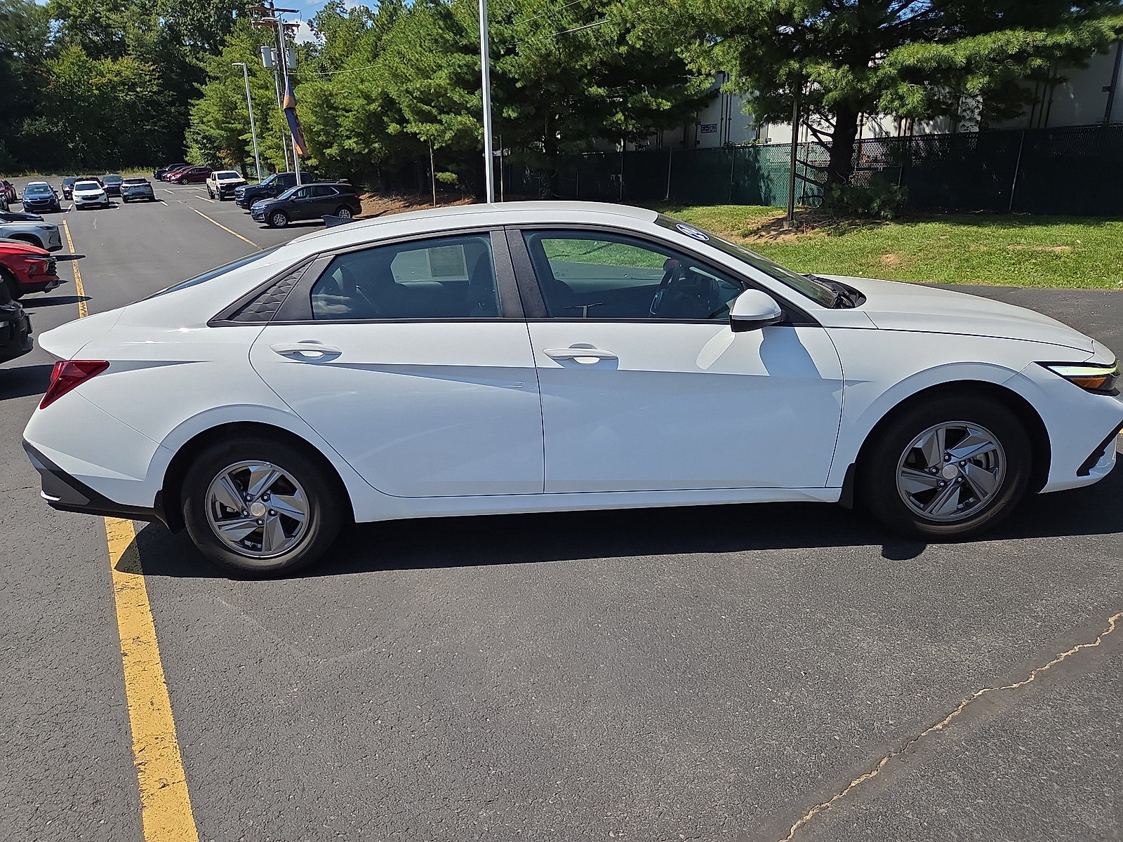 Used 2024 Hyundai Elantra SE FWD image 2