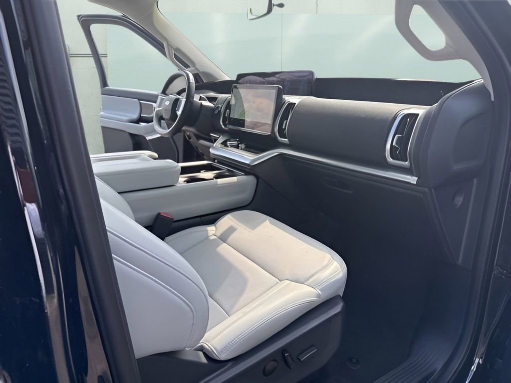Used 2025 Ford Expedition Platinum w/ Driver's Package image 35