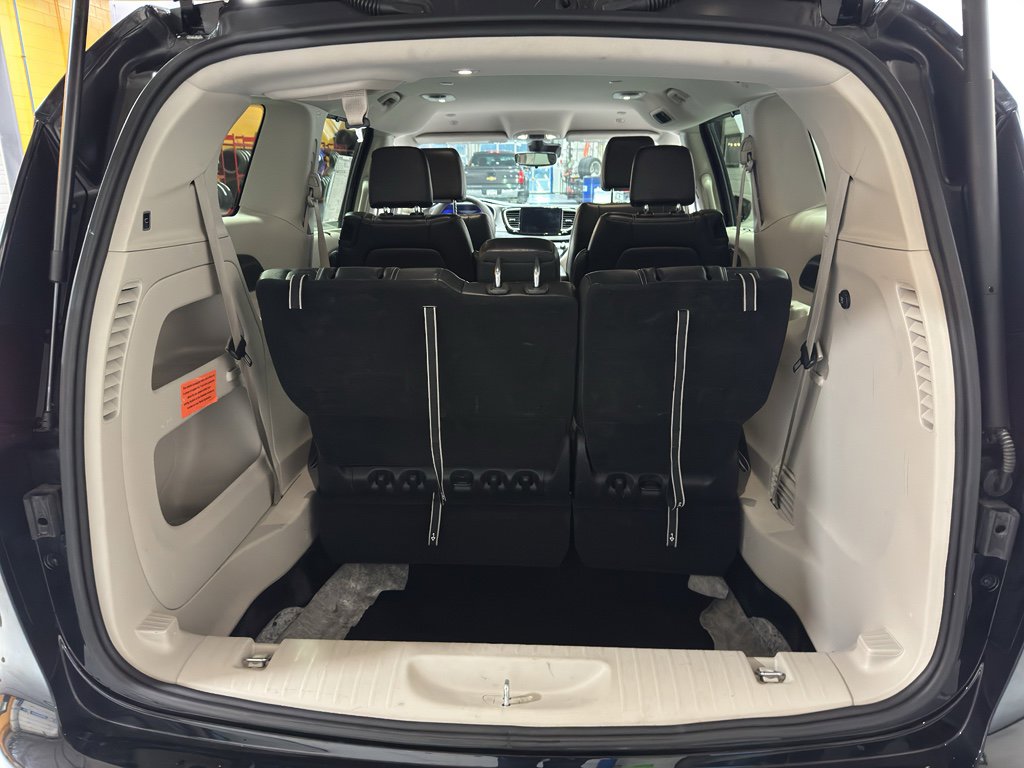 Used 2024 Chrysler Pacifica Touring-L image 23