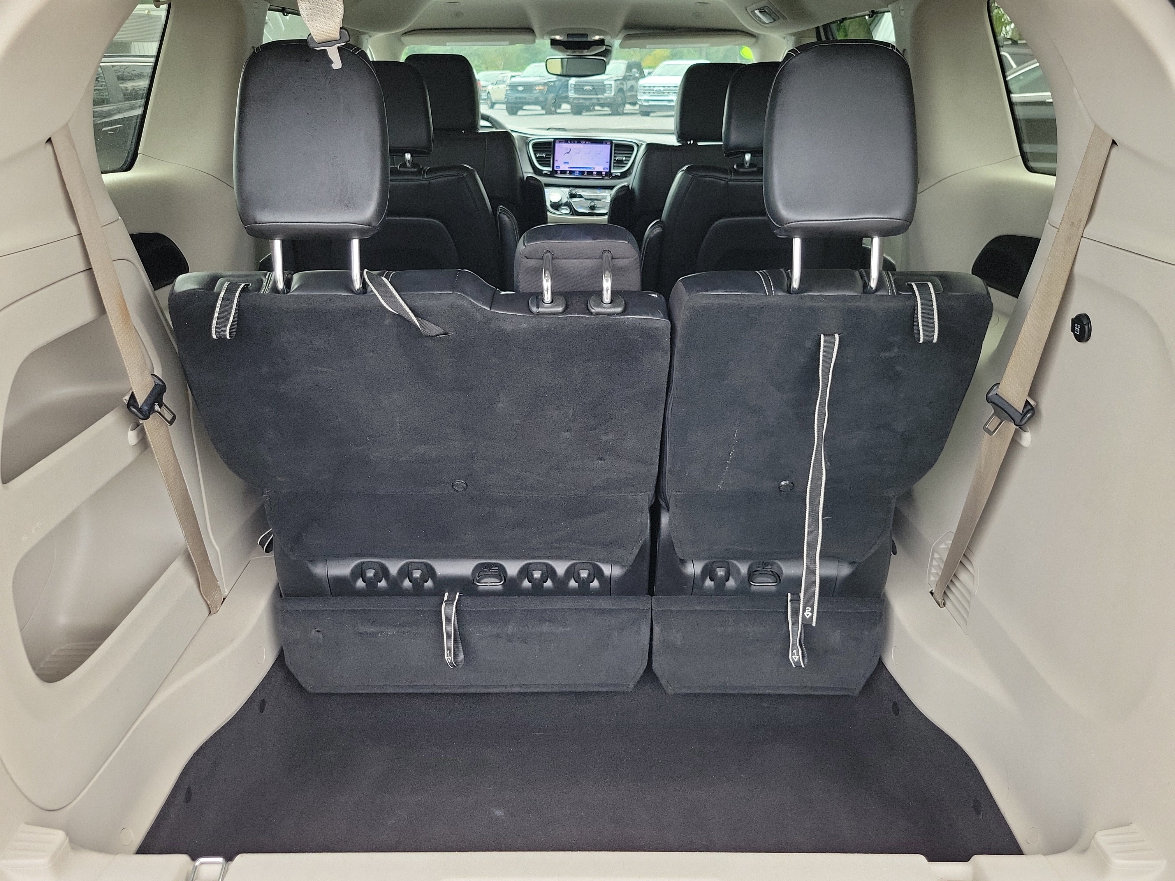Used 2023 Chrysler Pacifica Touring-L FWD image 8