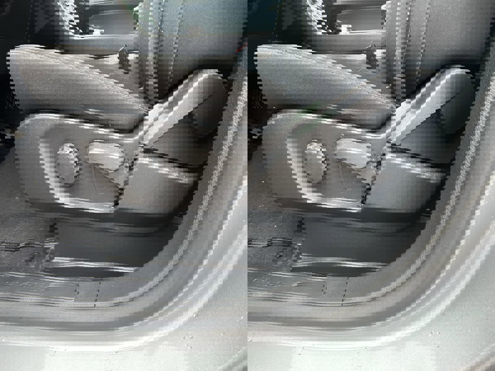 Used 2024 Ford Edge SE w/ Black Appearance Package image 16