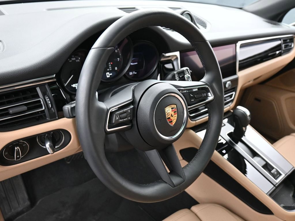 Certified 2025 Porsche Macan image 16