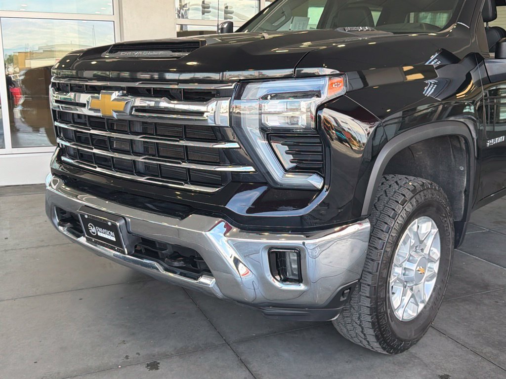 Used 2024 Chevrolet Silverado 2500 LTZ AWD/4WD image 3