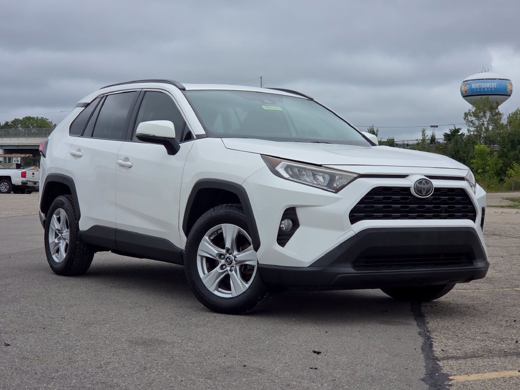 Used 2019 Toyota RAV4 XLE w/ Convenience Package FWD image 2