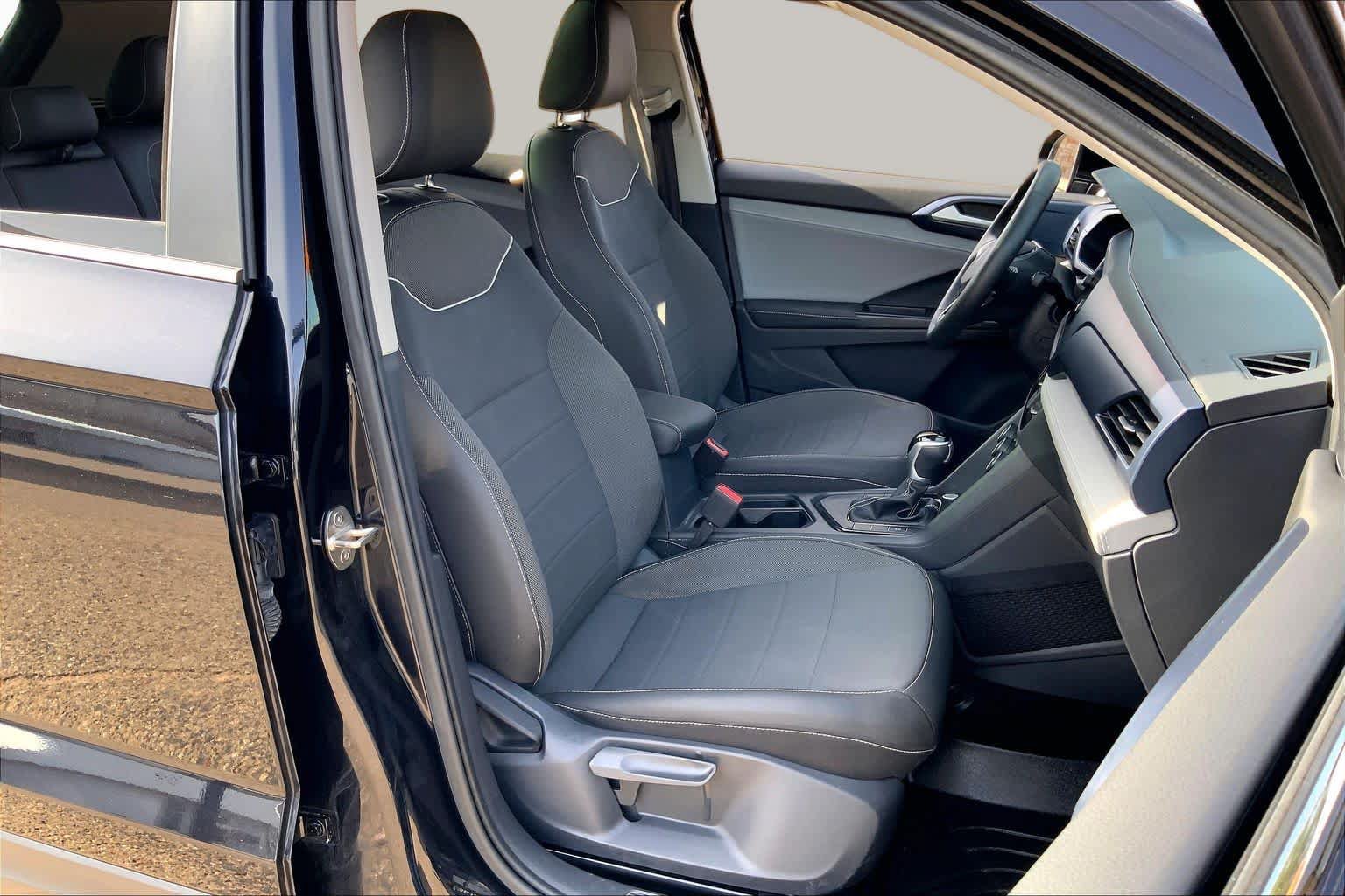 Used 2024 Volkswagen Taos SE w/ Panoramic Sunroof Package FWD image 9