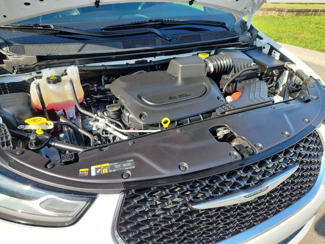 Used 2025 Chrysler Pacifica Select FWD image 16