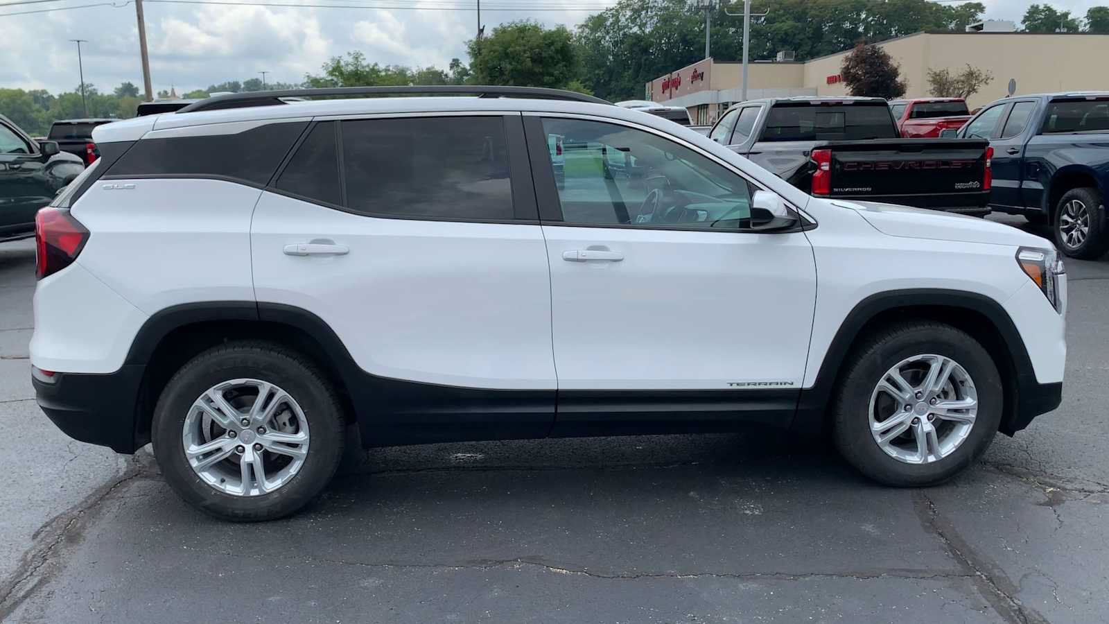 Certified 2022 GMC Terrain SLE w/ Driver Convenience Package AWD/4WD image 9