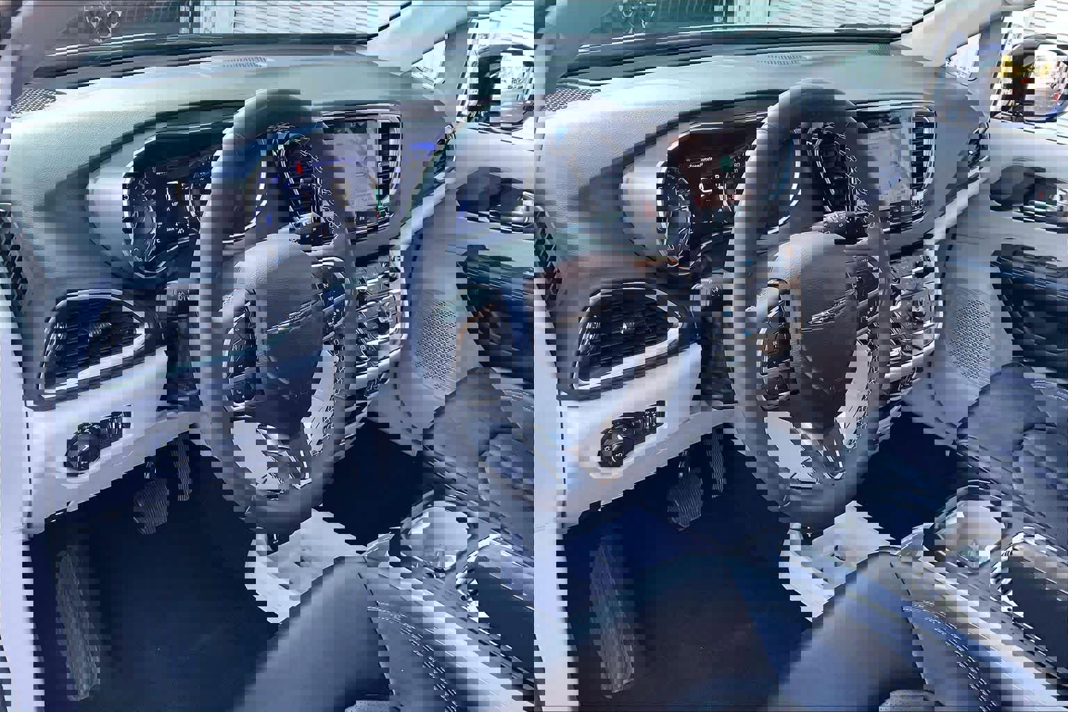 Used 2024 Chrysler Pacifica Touring-L image 17