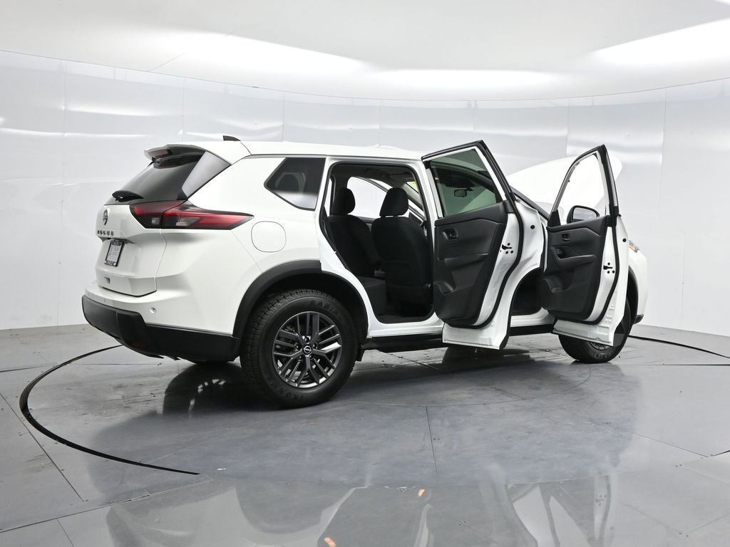 Used 2024 Nissan Rogue S image 4