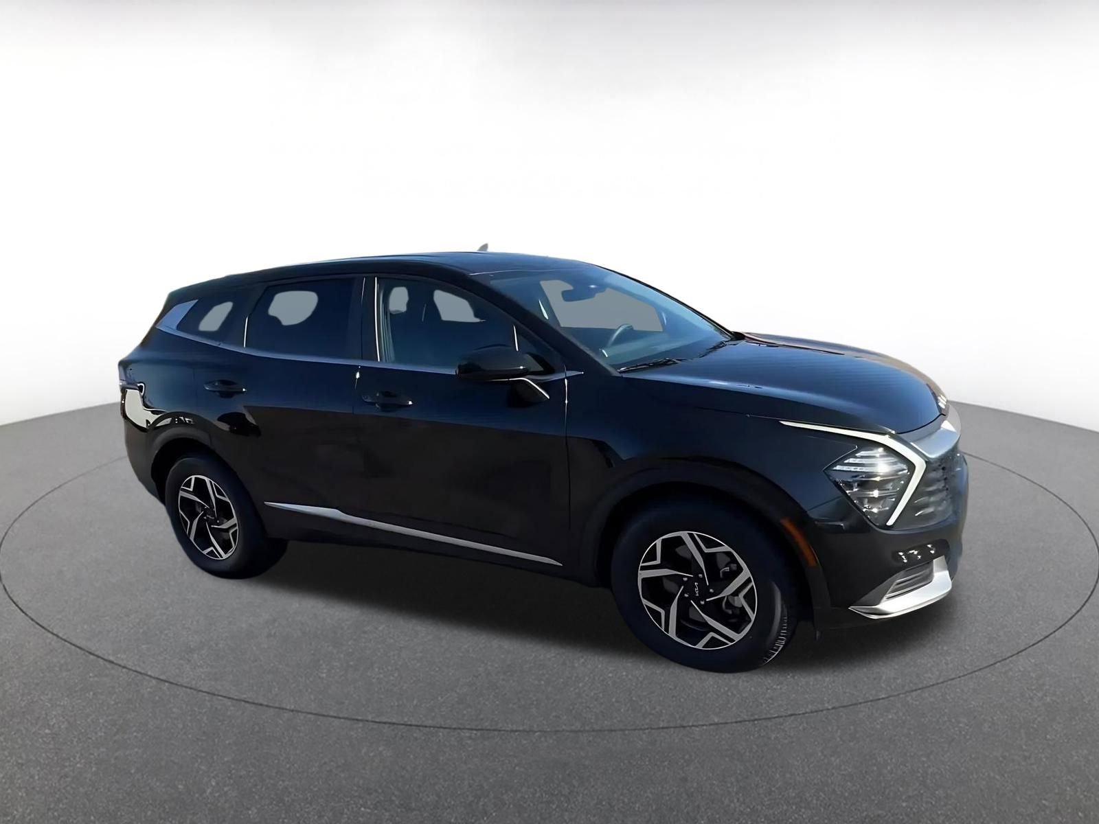 Used 2025 Kia Sportage LX image 2