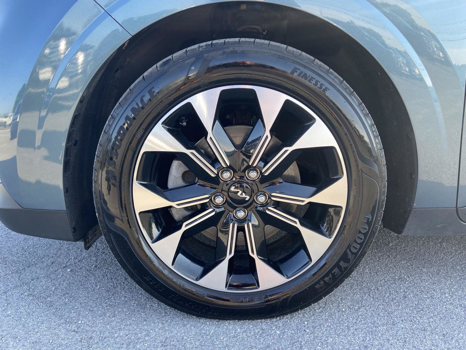 Used 2023 Kia Carnival EX FWD image 15