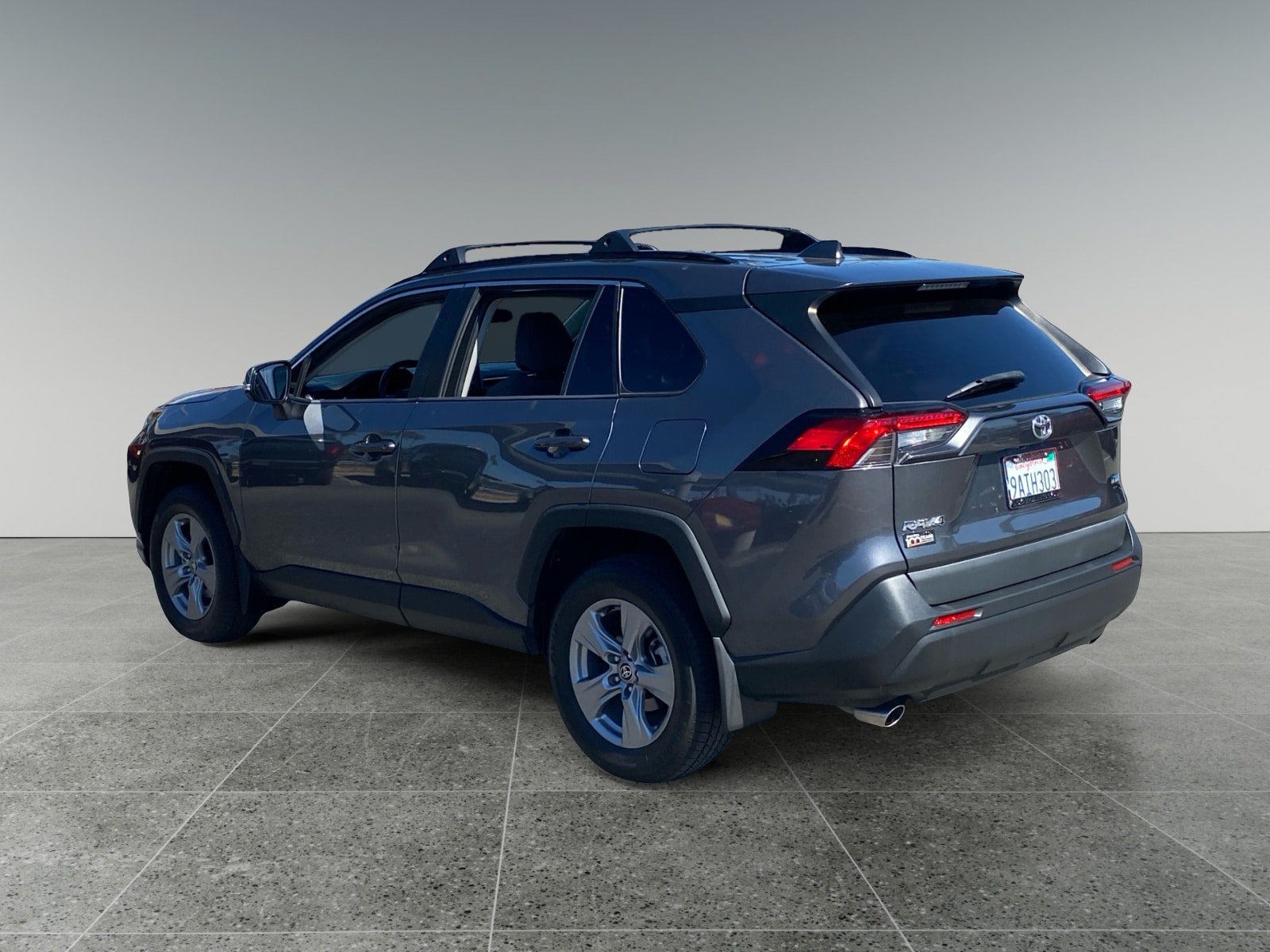 Used 2022 Toyota RAV4 XLE w/ Convenience Package FWD image 3