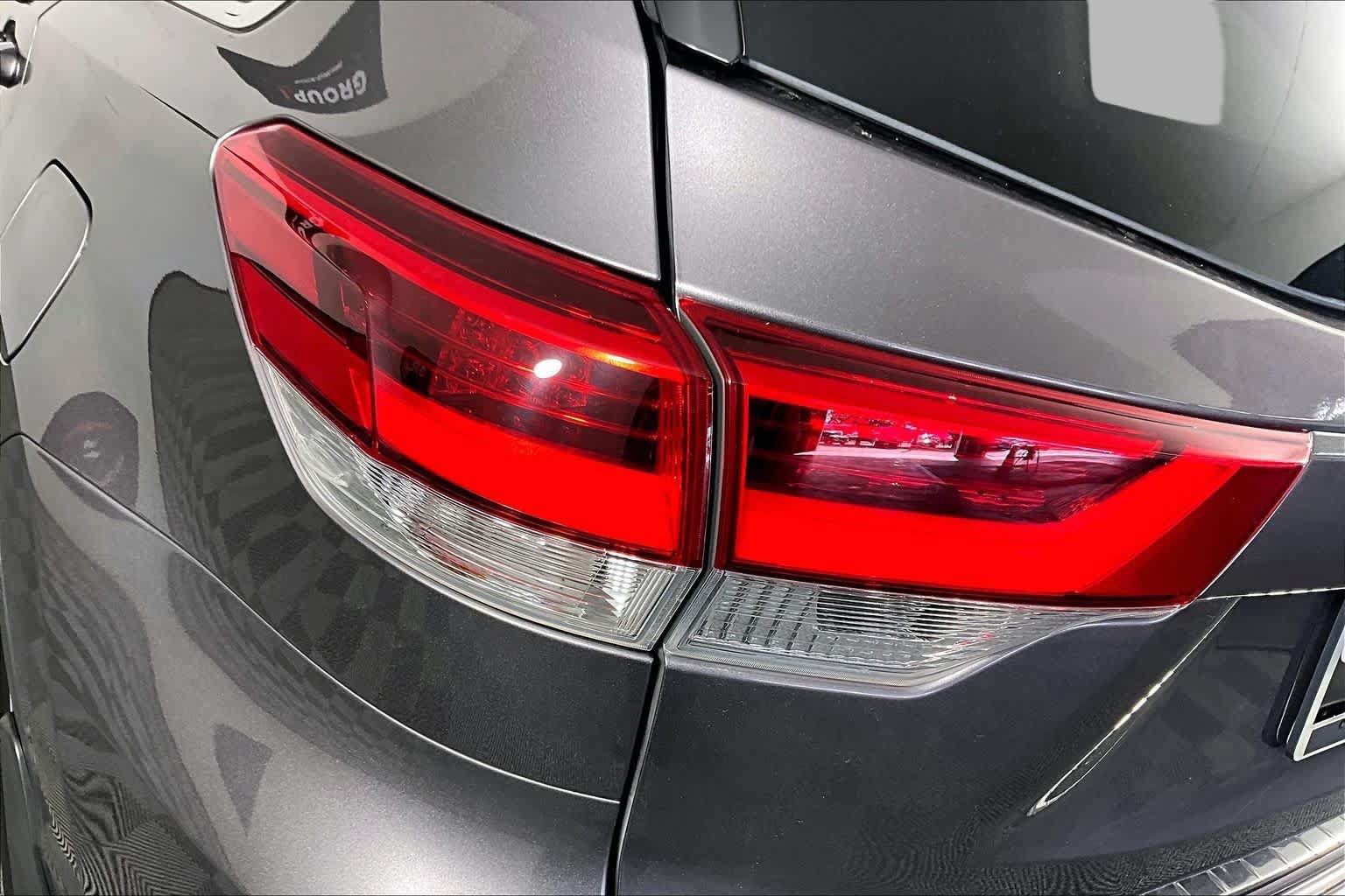 Used 2019 Toyota Highlander XLE AWD/4WD image 27