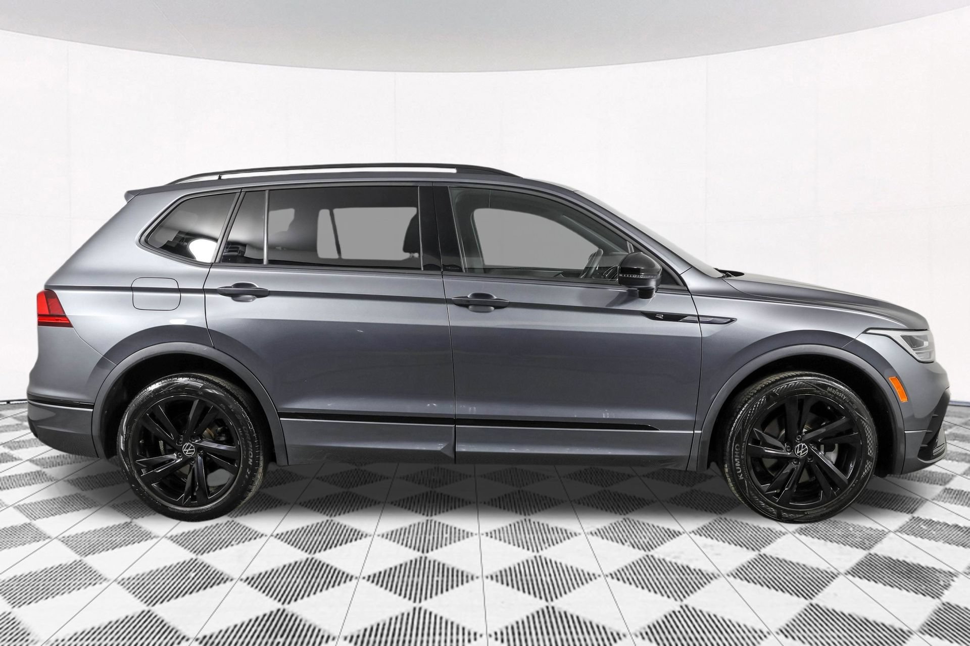 Used 2023 Volkswagen Tiguan SE R-Line FWD image 16