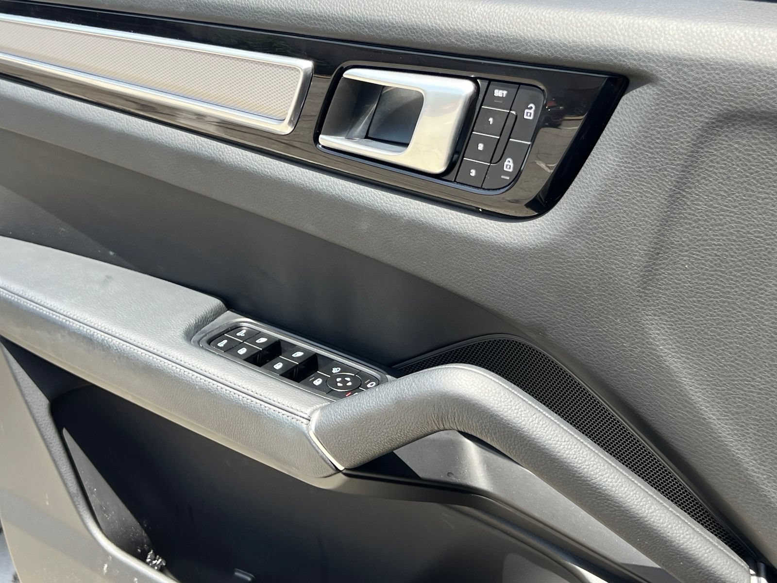 Certified 2022 Porsche Cayenne Platinum Edition AWD/4WD image 36