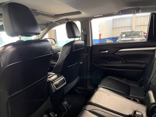 Used 2015 Toyota Highlander XLE image 19
