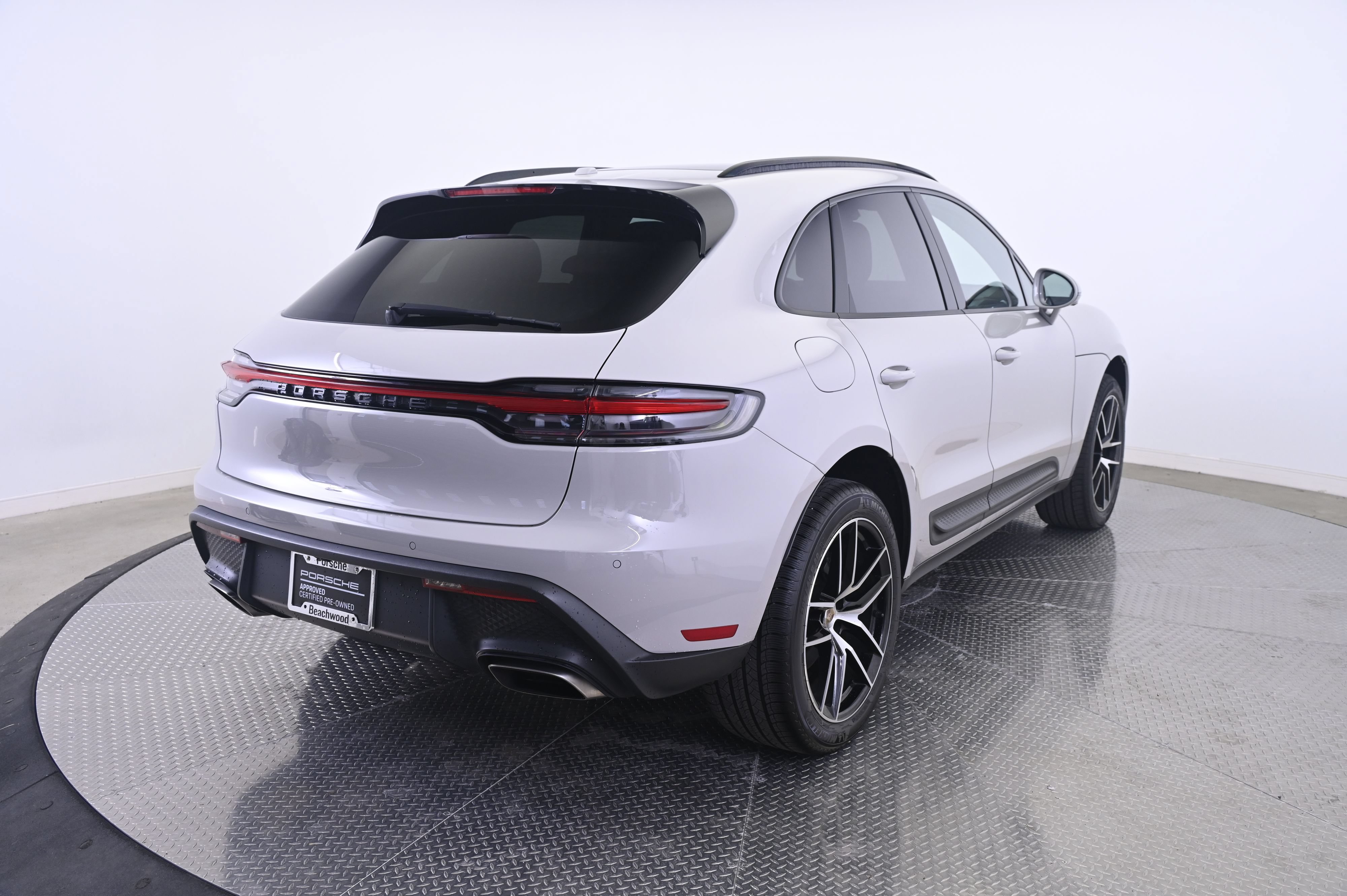 Certified 2023 Porsche Macan AWD/4WD image 7