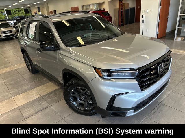 Used 2025 Honda Pilot TrailSport image 13