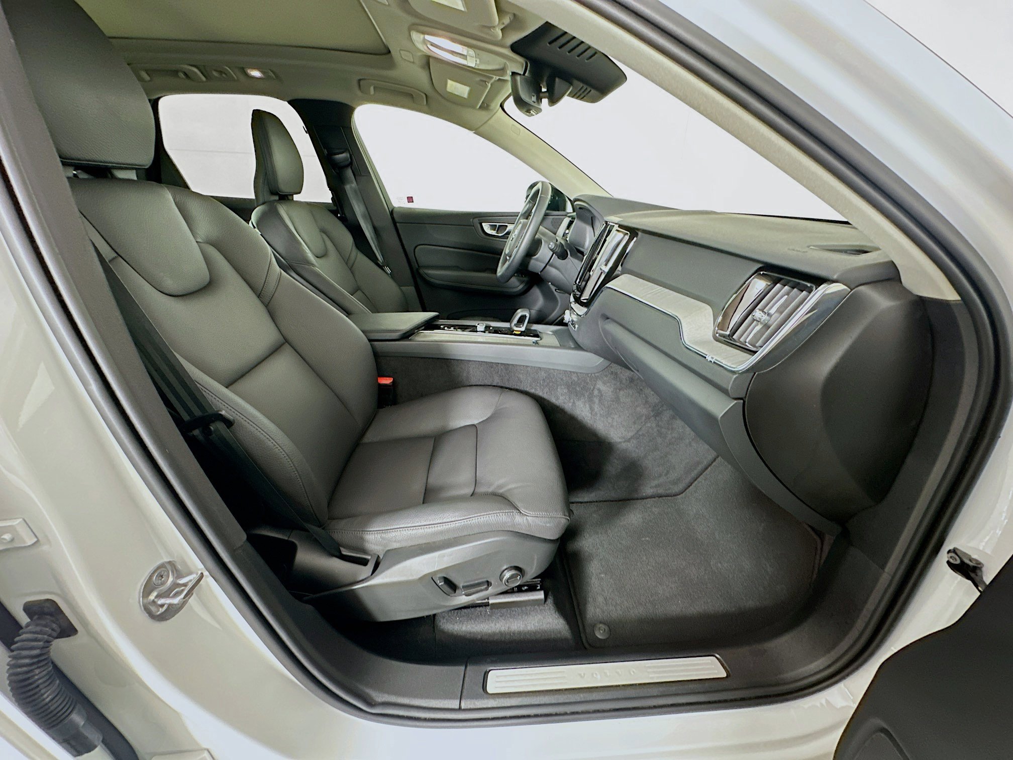 Used 2025 Volvo XC60 B5 Plus image 32