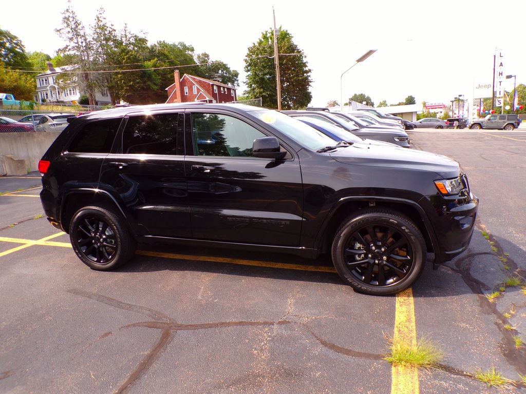 Used 2021 Jeep Grand Cherokee Laredo X AWD/4WD image 4