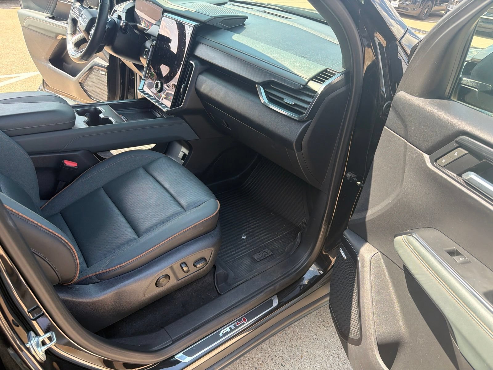 Used 2025 GMC Acadia AT4 w/ Super Cruise Package AWD/4WD image 18
