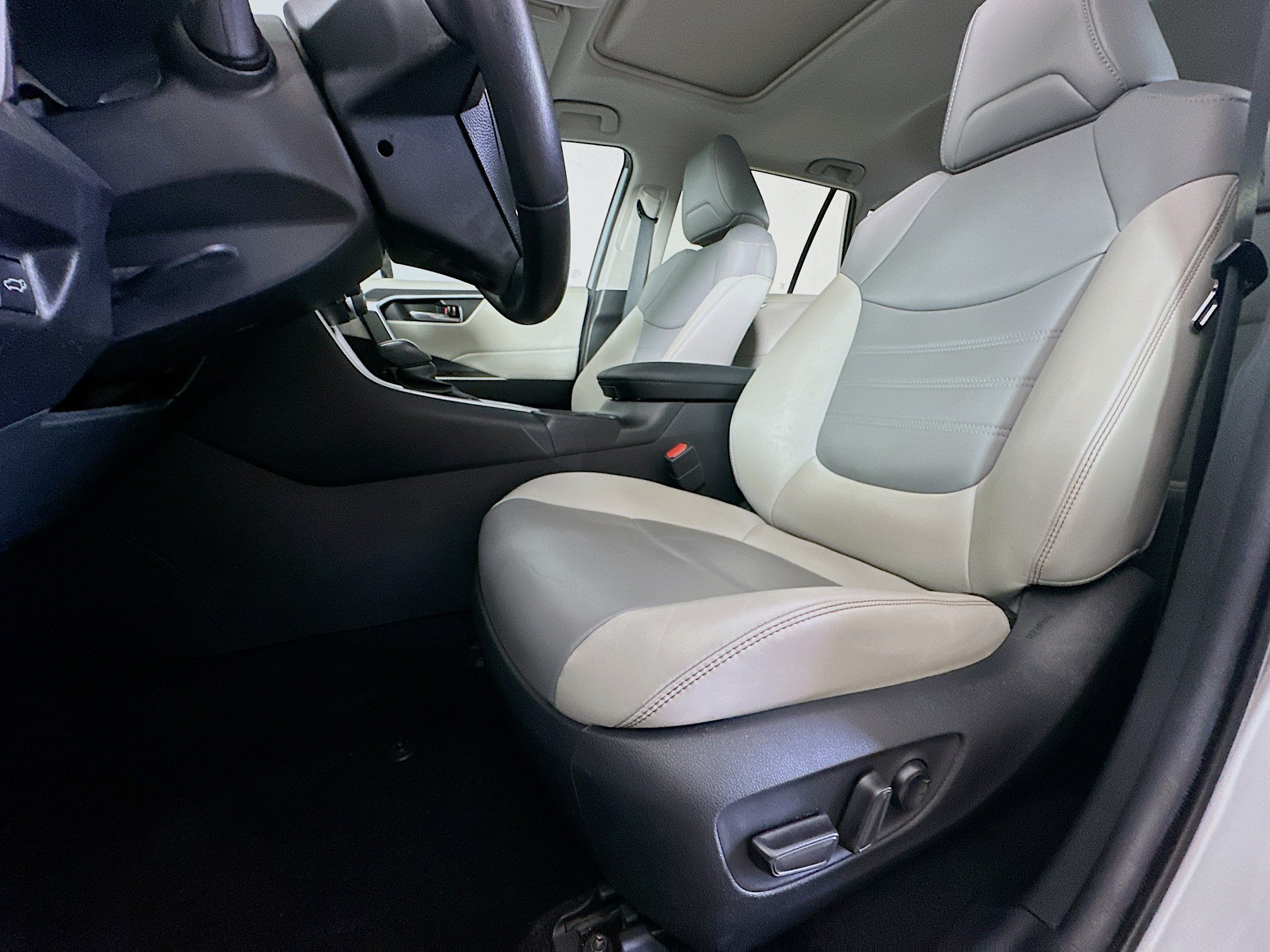 Used 2021 Toyota RAV4 XLE Premium FWD image 13