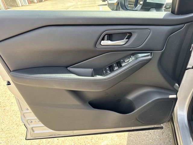Used 2025 Nissan Rogue SV AWD/4WD image 23