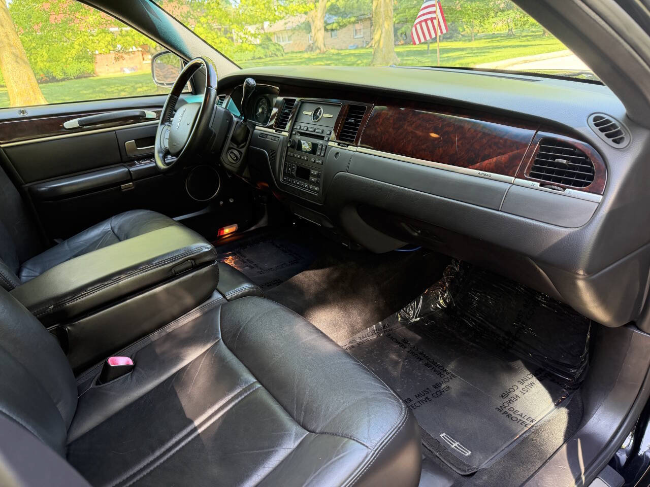 Used 2006 Lincoln Town Car Signature L RWD image 17