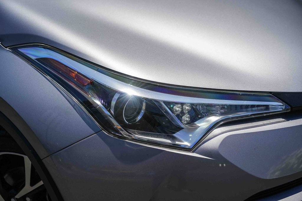 Used 2019 Toyota C-HR XLE FWD image 2