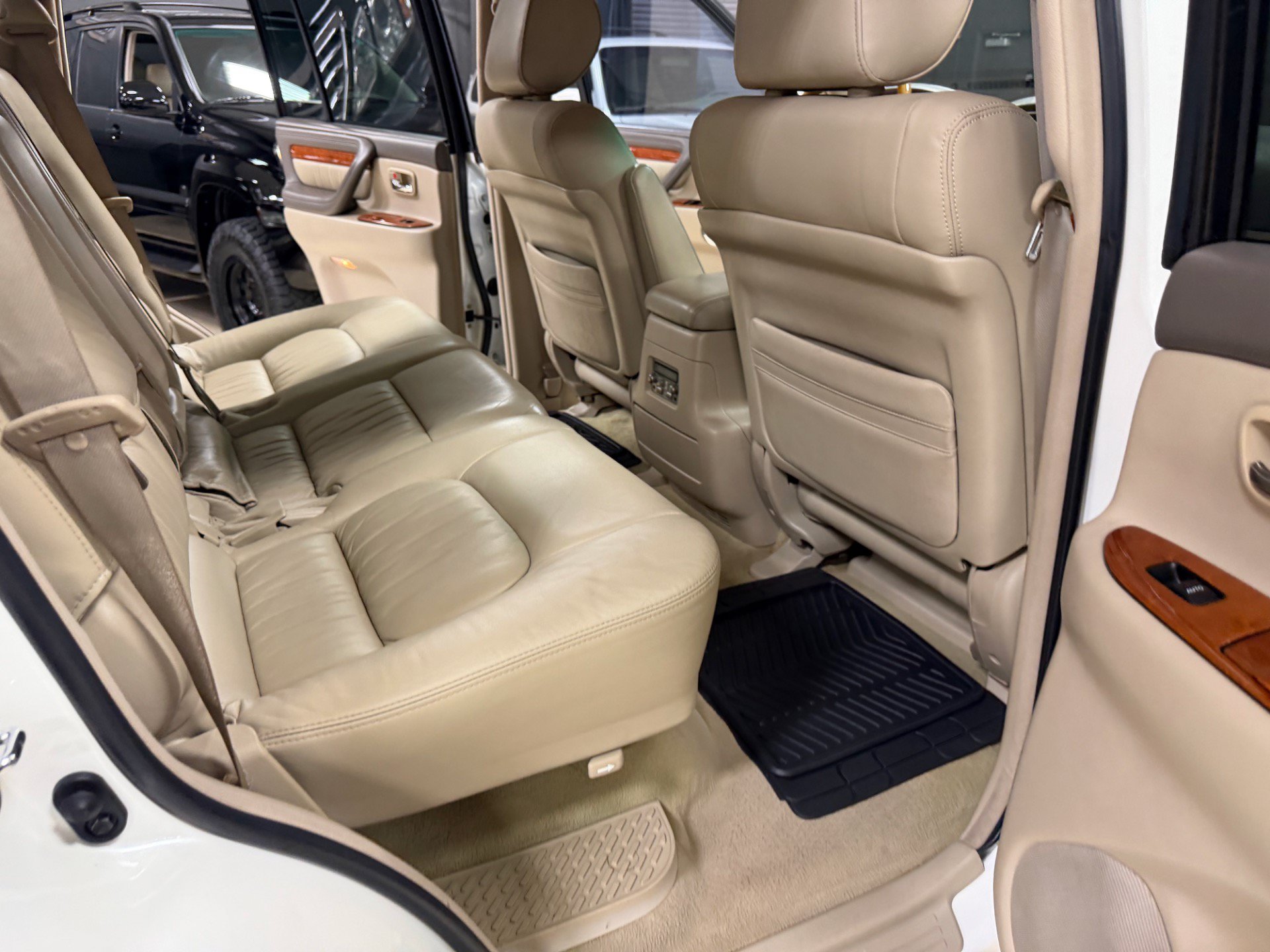 Used 2006 Lexus LX 470 4WD w/ Preferred Accessory Pkg image 24