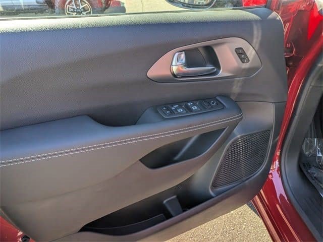 New 2026 Chrysler Pacifica Select FWD image 15
