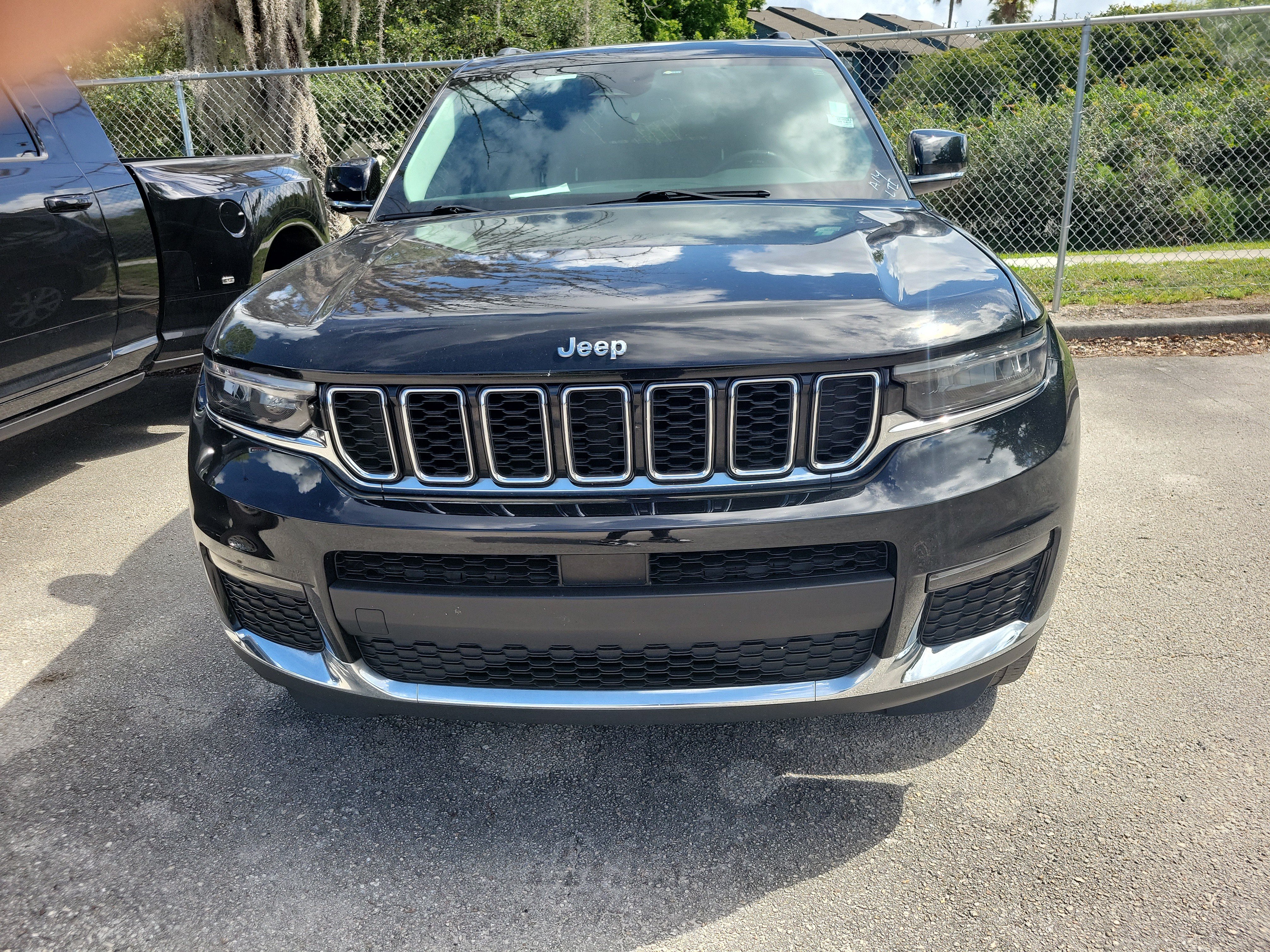 Used 2022 Jeep Grand Cherokee L Limited AWD/4WD image 2
