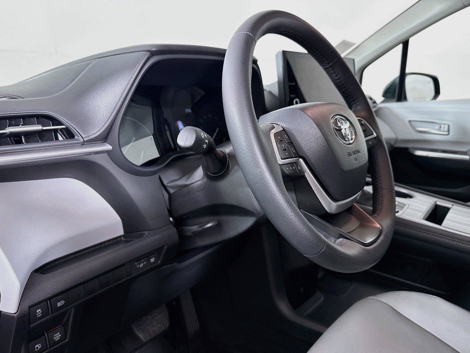 Certified 2026 Toyota Sienna XLE FWD image 4